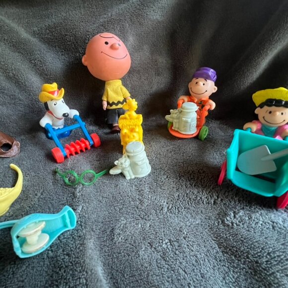 Vintage “Peanuts” Collector ~Charlie Brown Character Figurines - Picture 1 of 7